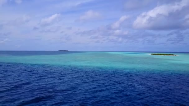 Paysage marin drone aérien de villégiature tropicale vacances à la plage par océan bleu avec fond sablonneux brillant — Video