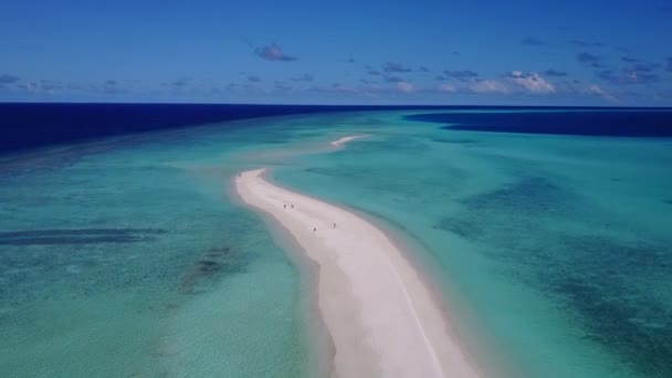 Luftdrohne abstrakt von ruhigen Insel Strand Reise durch türkisfarbene Lagune und weißen Sandhintergrund — Stockvideo