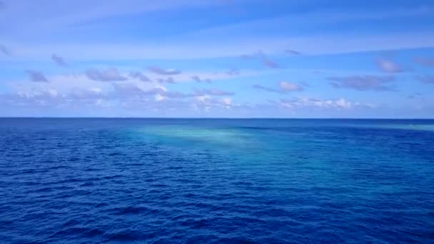 Drone uitzicht toerisme van het paradijs uitzicht op zee strand reis door turquoise zee met wit zand achtergrond — Stockvideo