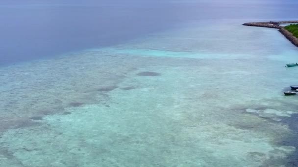 白い砂浜の背景を持つ澄んだラグーンによる海洋ビーチタイムの無人航空機のテクスチャ — ストック動画