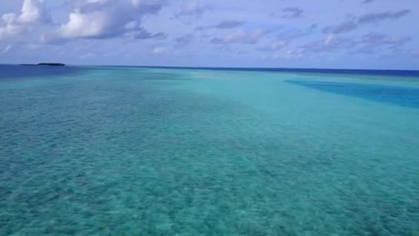 Cielo aéreo de la playa de la bahía del paraíso vacaciones por mar azul con fondo de arena brillante — Vídeos de Stock