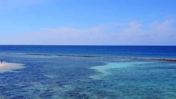 Paisagem aérea drone de costa perfeita viagem de praia por água azul verde com fundo arenoso branco — Vídeo de Stock