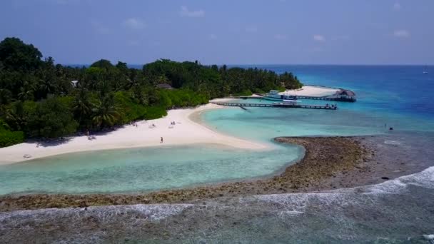 Drone widok podróży pięknego brzegu plaży break przez niebieską wodę z białym, piaszczystym tle — Wideo stockowe