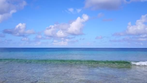 Повітряні безпілотні пейзажі розслабляючого пляжного способу життя на аква-блакитному океані з чистим піщаним фоном — стокове відео