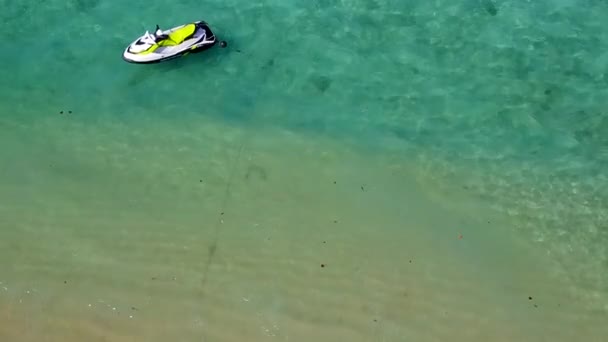 Viaje de vista aérea de hermoso tiempo de playa turística por océano azul con fondo de arena blanca — Vídeo de stock