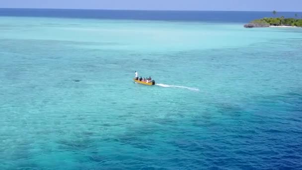 Aerial Dron krajobraz morski rajskiej laguny plaża podróż przez błękitną lagunę i białe piaszczyste tło — Wideo stockowe