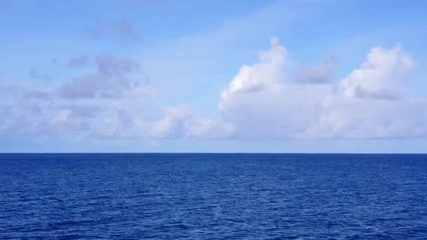 白い砂の背景を持つ澄んだ海による熱帯海岸線の休日の無人島の海 — ストック動画