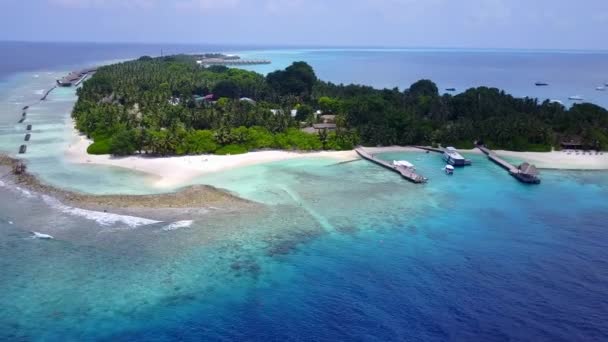 Drone niebo lotnicze idyllicznego wybrzeża plaży styl życia przez niebieski ocean i jasne tło piasku — Wideo stockowe