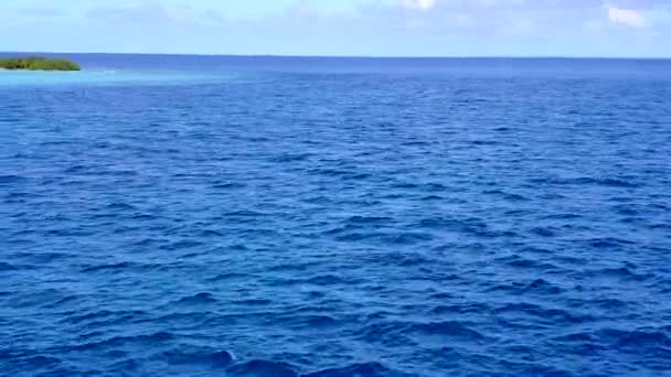 Paisagem aérea drone de costa tranquila viagem de praia por água azul com fundo de areia branca — Vídeo de Stock