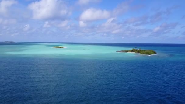 Drone abstrakt rajskiej laguny plaży break przez turkusowe laguny i czyste tło piasku — Wideo stockowe