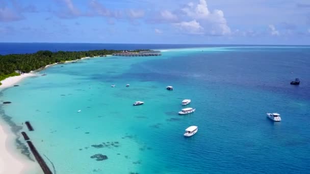 Drohnenpanorama des tropischen Inselstrandlebens durch flaches Wasser und weißen Sandhintergrund — Stockvideo