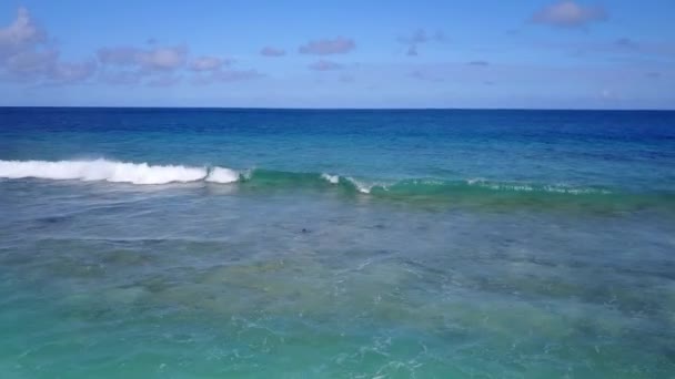 Drone panorama da lagoa marinha tempo de praia por lagoa azul e fundo de areia branca — Vídeo de Stock