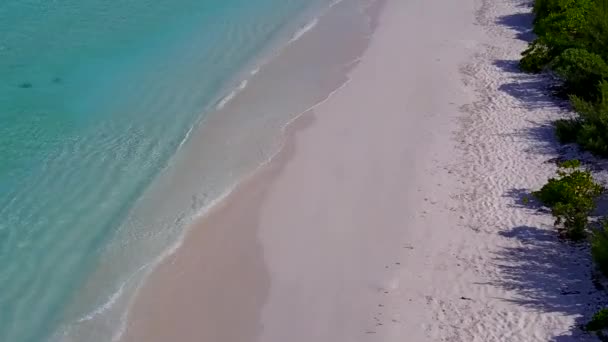 Drone paisaje marino aéreo del paraíso vacaciones en la playa de la bahía por el océano azul con fondo de arena blanca — Vídeo de stock