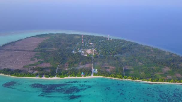 Εναέρια drone φύση της ειδυλλιακής ακτογραμμής παραλία τρόπο ζωής από τυρκουάζ θάλασσα με λευκό φόντο άμμο — Αρχείο Βίντεο