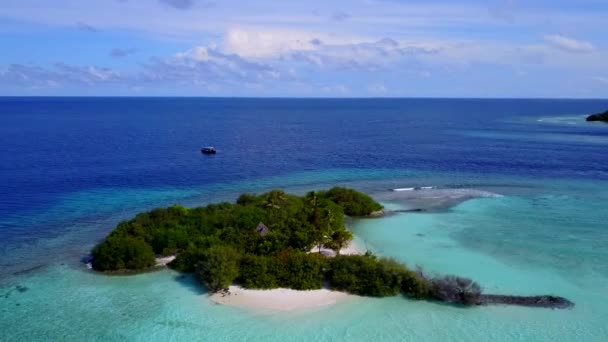 Drohne Ansicht Reise von tropischen Meerblick Strand Pause durch blauen Ozean mit weißem Sand Hintergrund — Stockvideo