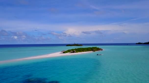 드론은 얕은 바 다 와 하얀 모래를 배경으로 호화 로운 해변 여행을 하는 파노라마를 바라본다 — 비디오