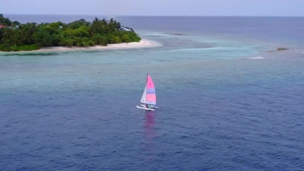 Pemandangan udara dari perjalanan pantai turis yang indah dengan air biru dan latar belakang pasir putih — Stok Video