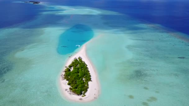 青い海と白い砂浜の背景によるエキゾチックな海の景色のビーチタイムの空中ドローンの性質 — ストック動画