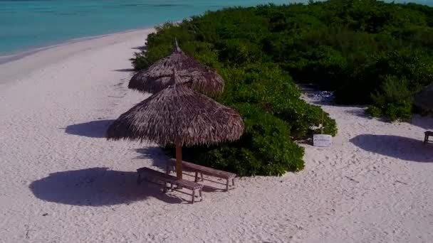 Luchtfoto drone panorama van tropische lagune strand avontuur door ondiepe oceaan en witte zand achtergrond — Stockvideo