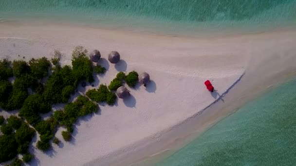 Aeronave drone seascape de férias de praia costa tropical por azul água verde e fundo de areia branca — Vídeo de Stock