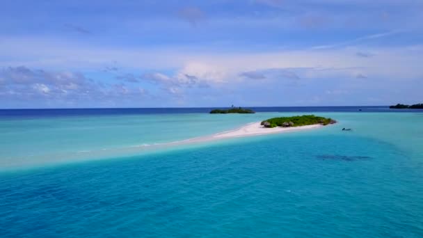 Drone aéreo abstracto de la costa paradisíaca playa romper por el agua azul y fondo de arena blanca — Vídeos de Stock