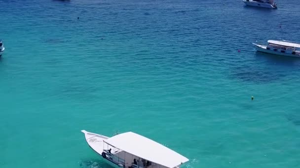 Lotnicza panorama drona egzotyczny widok na morze plaża przerwa przez błękitne morze i biały piasek tło — Wideo stockowe