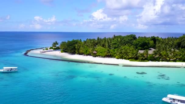 Вид с воздуха Природа с видом на море Пляжная поездка голубой водой с ярким песчаным фоном — стоковое видео