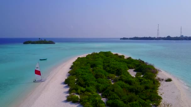 Langit drone udara laut pemandangan pantai perjalanan oleh laut pirus laut dengan latar belakang pasir putih — Stok Video