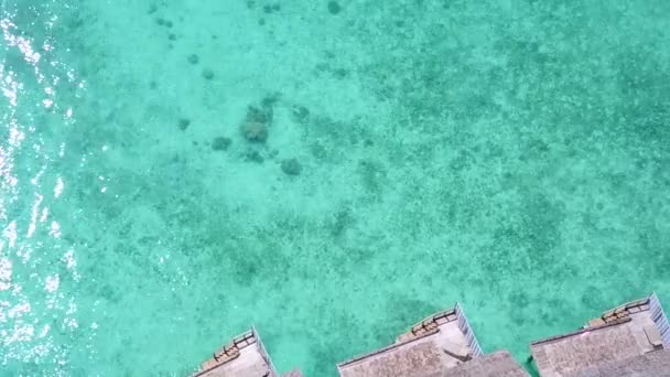 Vista aérea céu de exótico mar vista praia vida selvagem por azul oceano e areia branca fundo — Vídeo de Stock