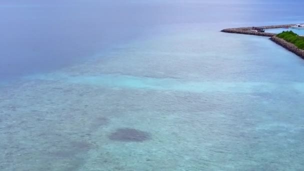 Lotnicze drony podróży tropikalnego wybrzeża plaży dzikiej przyrody przez niebieski ocean z białym tle piasku — Wideo stockowe