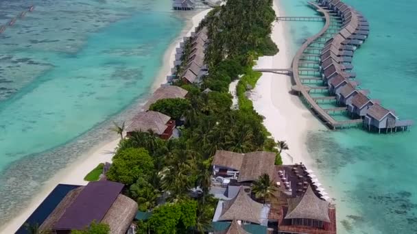 Luchtvaart van zeezicht strand reis door blauw water en wit zand achtergrond — Stockvideo