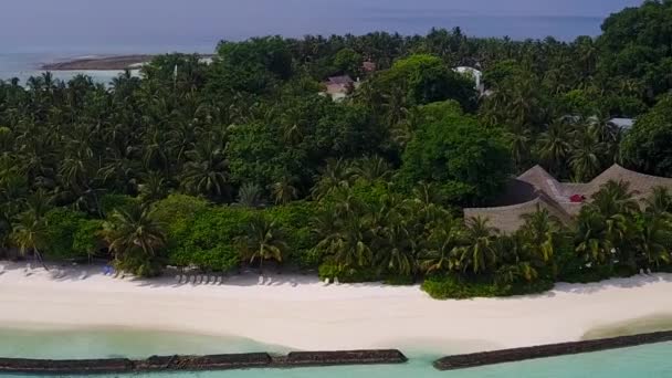 Drone άποψη αφηρημένη χαλαρωτική παραλία διακοπές στην παραλία από μπλε λιμνοθάλασσα με φόντο λευκή άμμο — Αρχείο Βίντεο