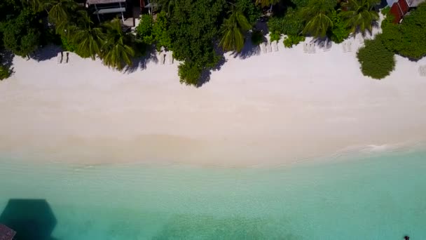 Повітряний безпілотник текстура ідеальної пригоди узбережжя пляжу на аква-блакитній воді з білим піщаним фоном — стокове відео