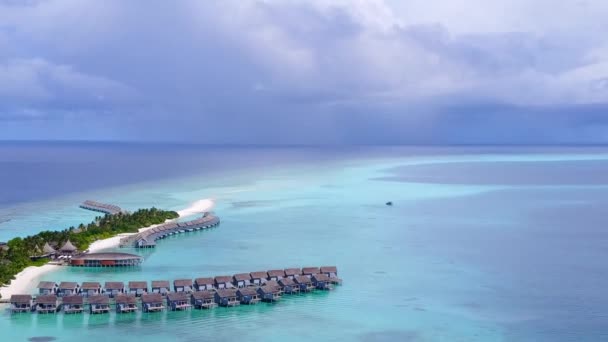 透明海と白い砂の背景による海洋観光ビーチの休日の空中ドローン風景 — ストック動画