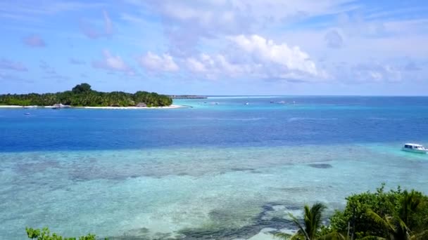 Aerial drone krajobraz luksusowego kurortu beach break przez błękitne morze i białe piaszczyste tło — Wideo stockowe
