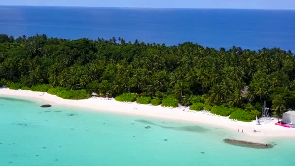 蓝水白沙背景下的海岸度假海景 — 图库视频影像