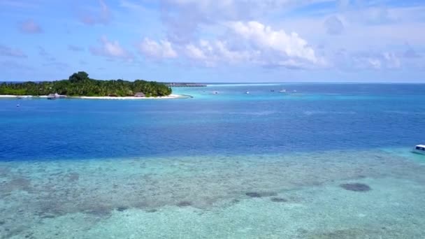 Textura aérea de relajantes vacaciones en la playa de la laguna por la laguna azul y el fondo de arena blanca — Vídeo de stock