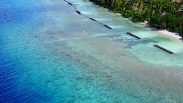 Drone kilátás ég trópusi üdülőhely strand idő sekély víz tiszta homokos háttér — Stock videók