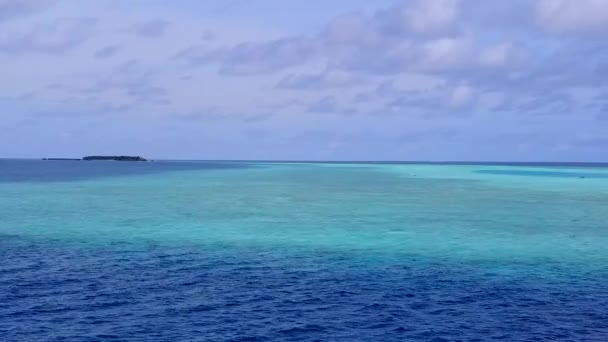 Aerial krajobraz dron egzotycznych nadmorskich dzikiej plaży przez przejrzyste morze i biały piasek tło — Wideo stockowe