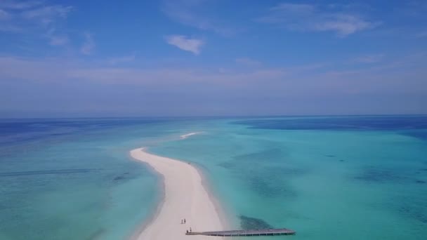 Luftaufnahme Landschaft der tropischen Küste Strandausflug durch blau grünen Ozean und weißen Sandhintergrund — Stockvideo