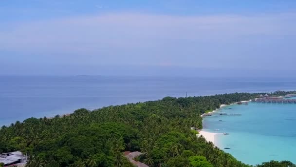 Drone udara abstrak dari mewah laut melihat perjalanan pantai oleh air biru akua dengan latar belakang berpasir putih — Stok Video