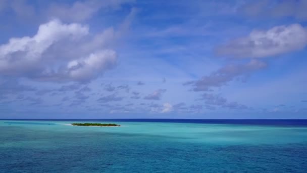 Drone landschap van luxe kustlijn strand levensstijl door blauwe oceaan en witte zandachtergrond — Stockvideo