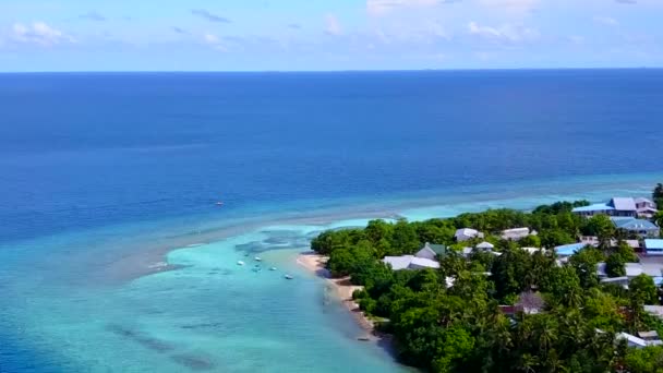 Turismo aéreo de praia exótica viagem pela água azul e fundo arenoso limpo — Vídeo de Stock
