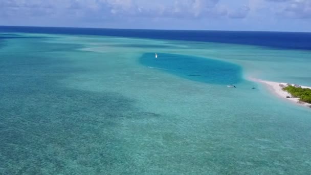 白い砂浜の背景を持つアクアブルーの海によるパラダイスベイビーチの休暇の空中ドローンパノラマ — ストック動画