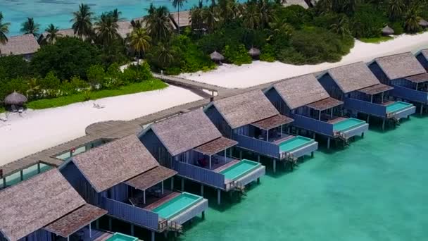 Luchtfoto zeegezicht van perfecte lagune strand reis door heldere oceaan met wit zand achtergrond — Stockvideo