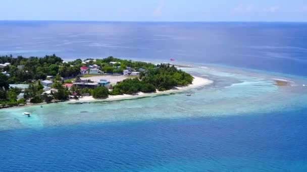 Avión teledirigido paisaje marino de hermosa isla viaje de playa por azul océano verde con fondo de arena blanca — Vídeos de Stock