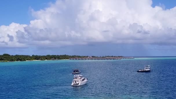 明るい砂の背景を持つ青緑のラグーンによる豪華な湾のビーチ休暇の空中空 — ストック動画