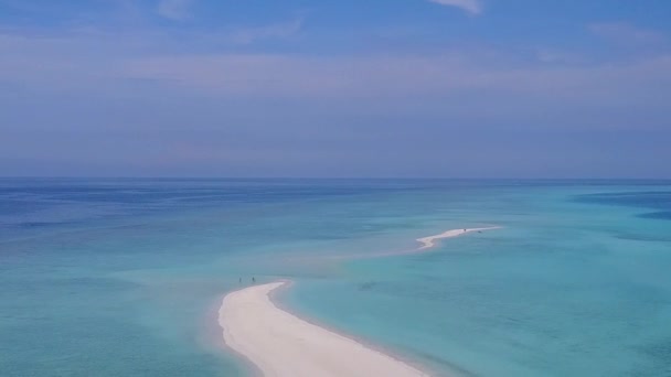 Lotnicze drone niebo luksusowej zatoki plaży styl życia przez niebieski zielony ocean i białe piaszczyste tło — Wideo stockowe