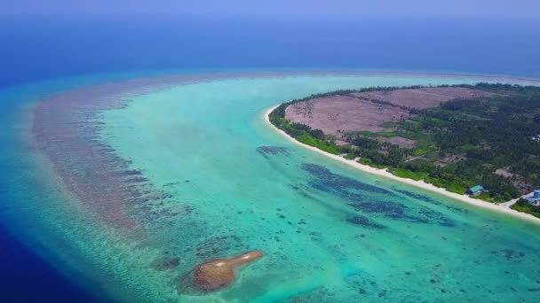 Luchtfoto landschap van exotische kust strand reis door turquoise water en witte zandachtergrond — Stockvideo
