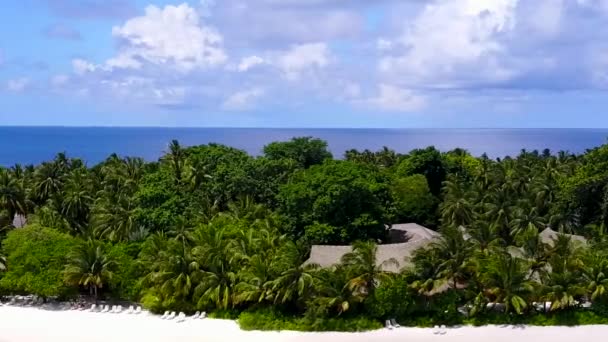 Paisagem aérea de drone tropical vista mar praia férias pelo aqua água azul com fundo de areia branca — Vídeo de Stock